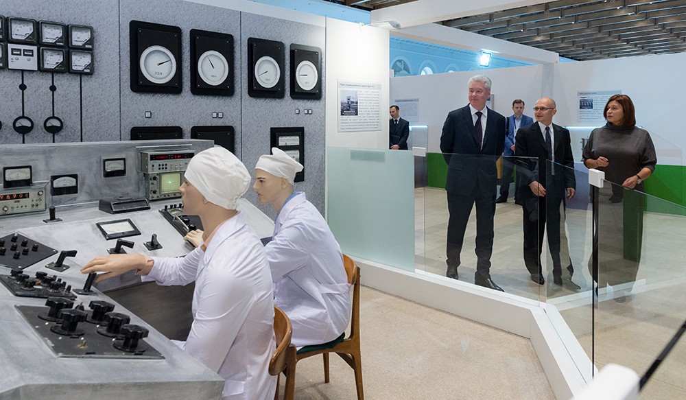 Посещение выставки в честь 70-летия атомной отрасли