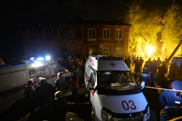 Машины скорой помощи на месте обрушения жилого дома в Омске