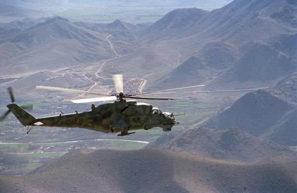 Вертолет Ми-24 направляется на боевое задание. Район дороги Кабул - Герат