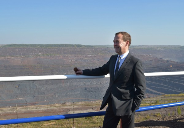 Председатель правительства РФ Дмитрий Медведев во время осмотра панорамы карьера Михайловского горнообогатительного комбината