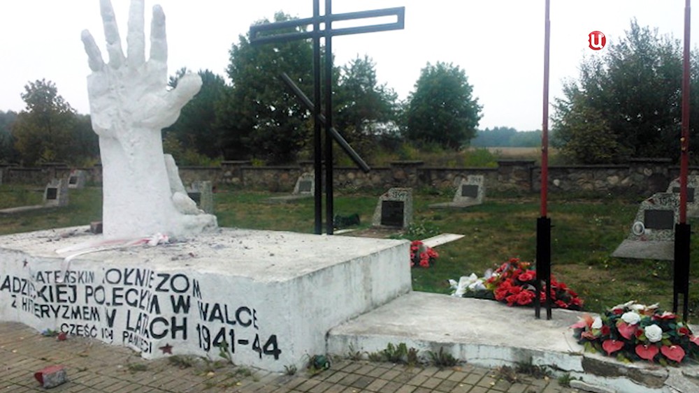 Оскверненное кладбище воинов Красной армии в Польше