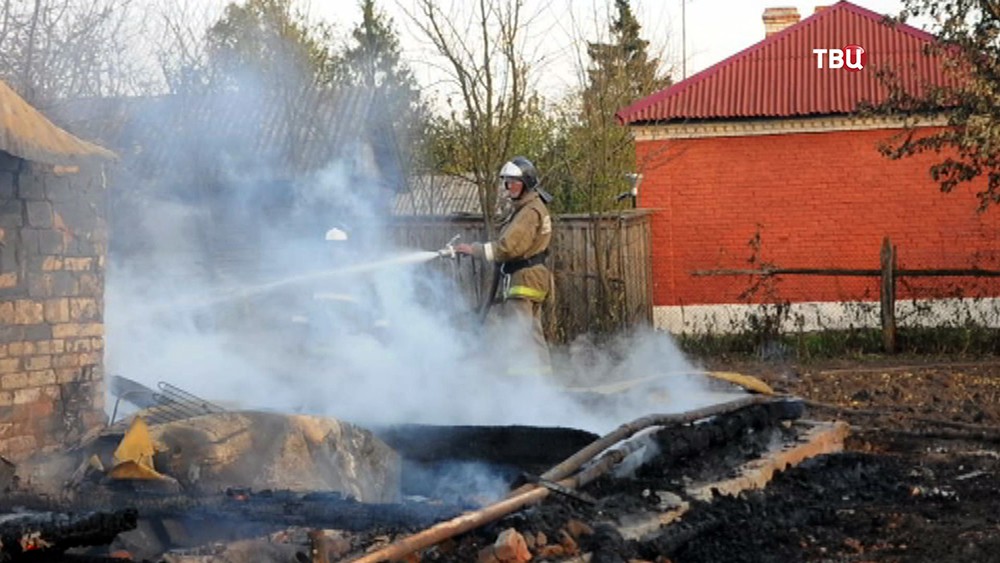 Пожарные ликвидируют последствия возгорания в посёлке