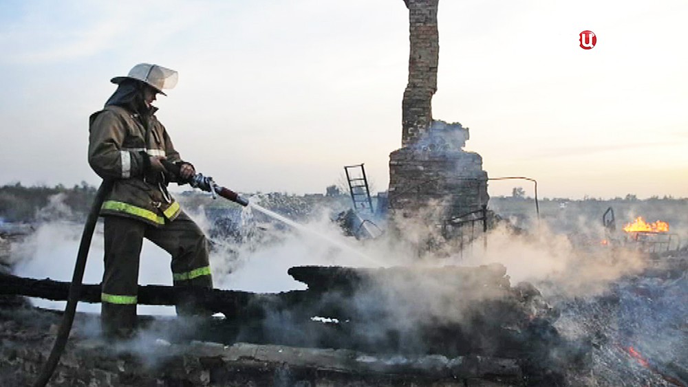 Пожарные ликвидируют последствия возгорания в посёлке