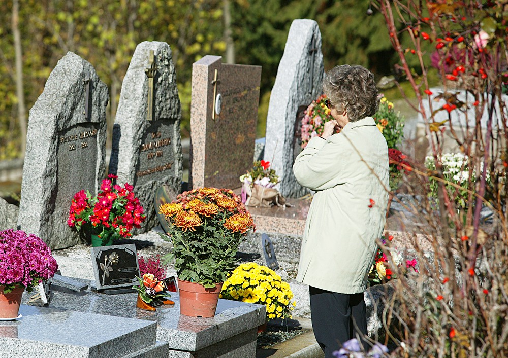 Посетители кладбища