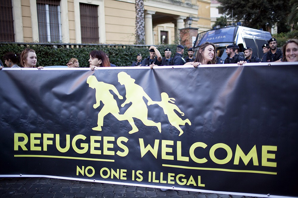 Европейцы встречают мигрантов