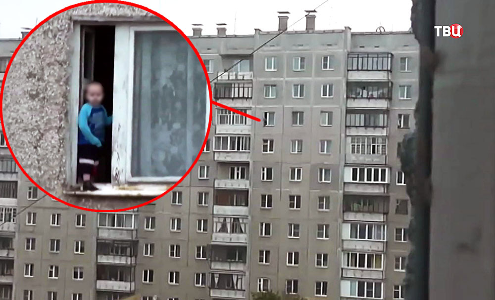 Очевидцы засняли, как ребенок гуляет по карнизу восьмого этажа. ВИДЕО