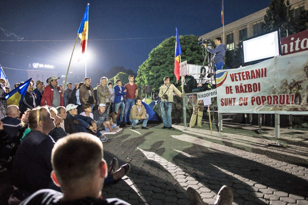 Участники антиправительственных акций у здания правительства Молдавии в Кишиневе.