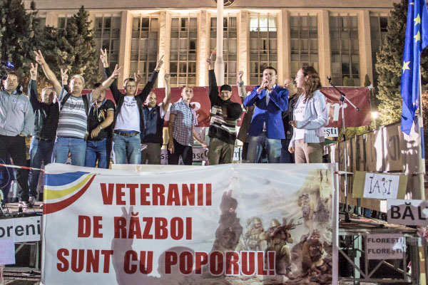 Участники антиправительственных акций у здания правительства Молдавии в Кишиневе.