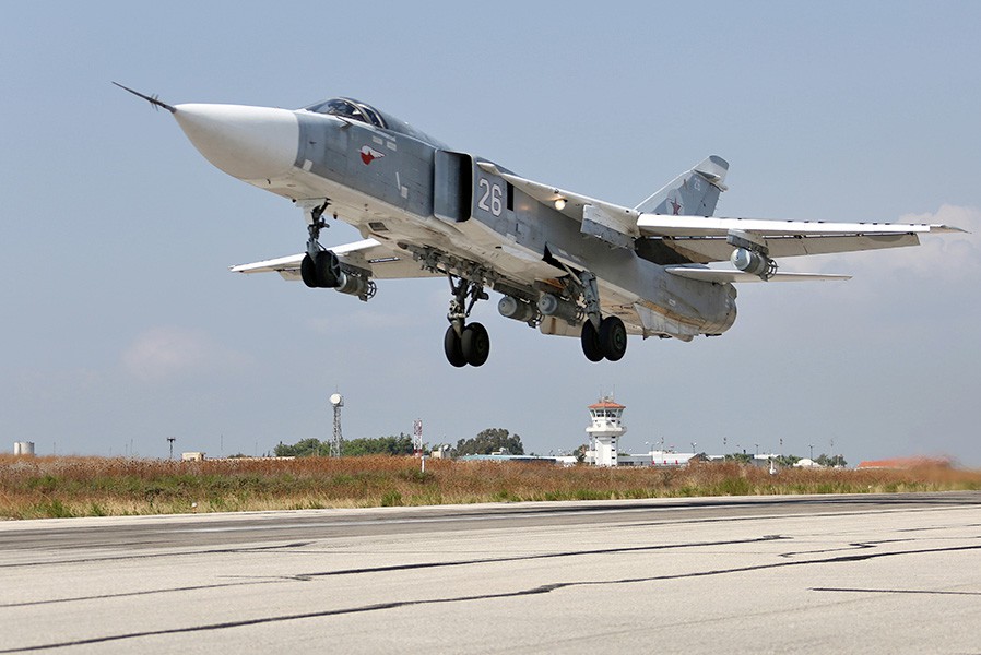 Истребитель Су-24 авиационной группировки ВКС России в Сирии