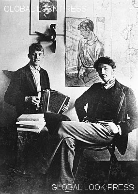 Поэт Сергей Есенин и драматург, прозаик и поэт Сергей Городецкий. 1915 год.