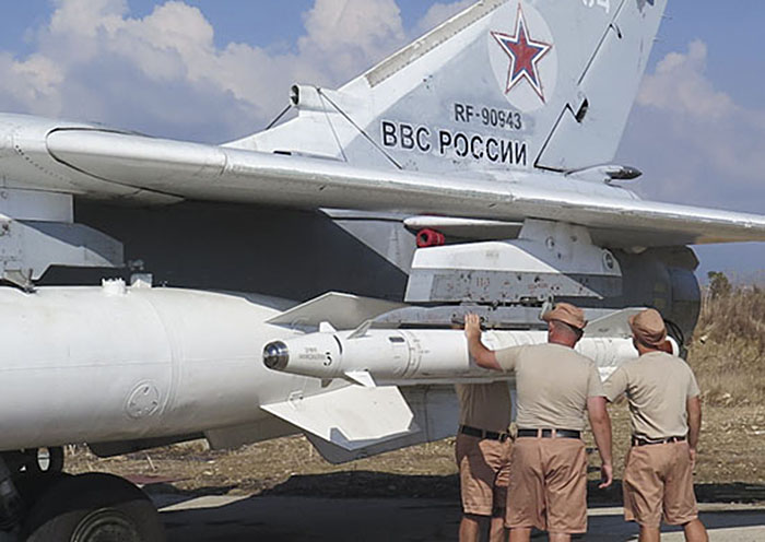 Российские военные подвешивают высокоточную ракету Х-25 к самолету на авиабазе "Хмеймим" в Сирии