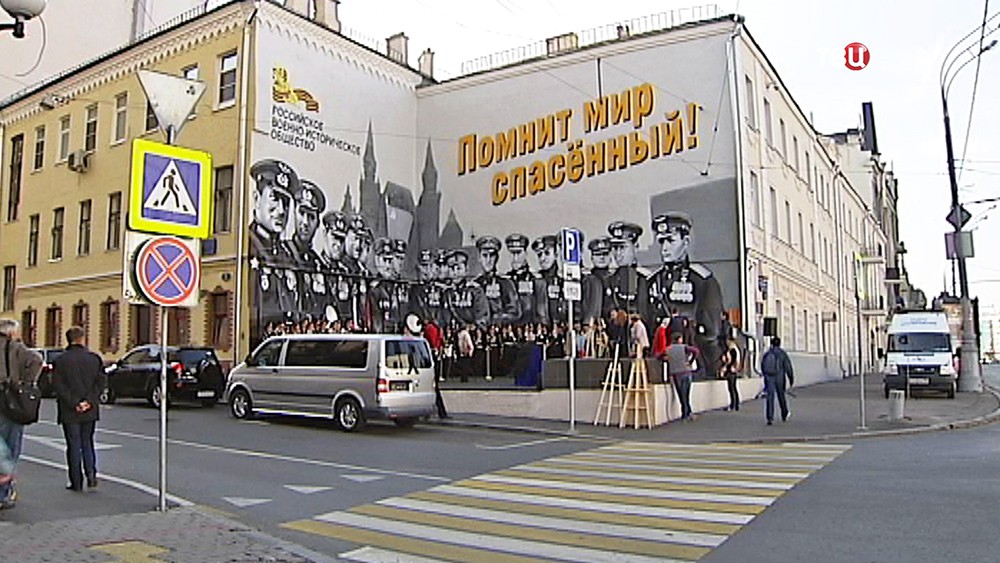 Граффити-портреты героев ВОВ на стенах московских домов