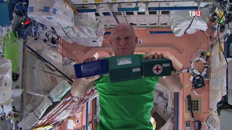 Космонавт показывает цирковые трюки на орбите МКС