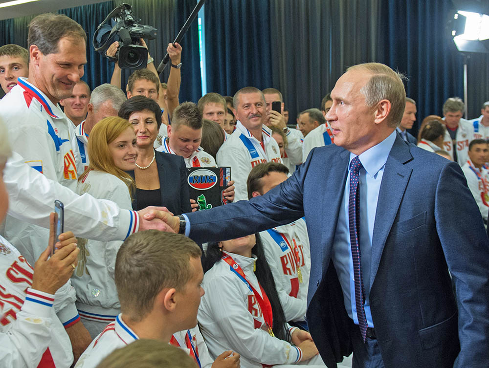 Президент России Владимир Путин на встрече в Сочи с победителями Всемирных игр колясочников и ампутантов