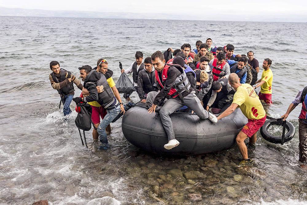 Мигранты переправляются в Европу на лодке