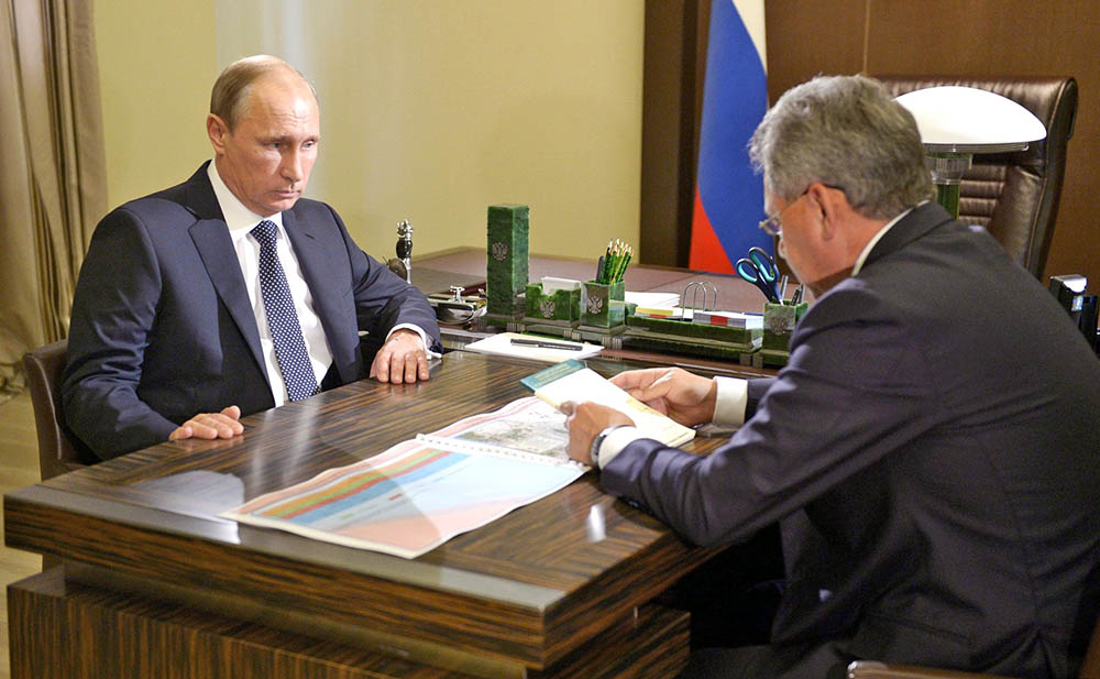 Президент России Владимир Путин и министр обороны России Сергей Шойгу  