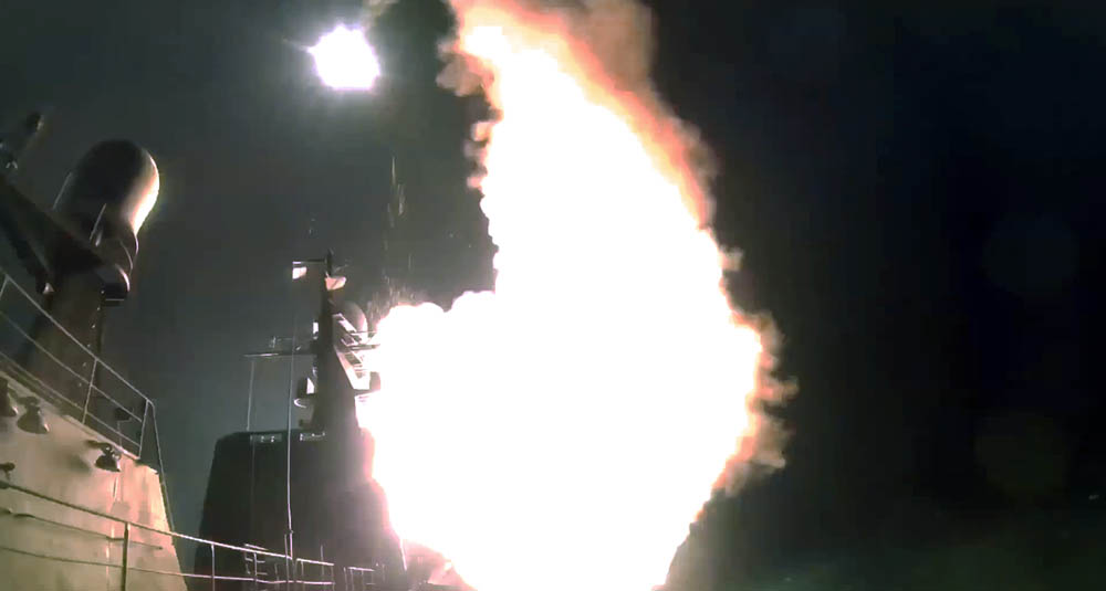 Запуск ракет с кораблей Каспийской флотилии ВМФ по позициям ИГ в Сирии
