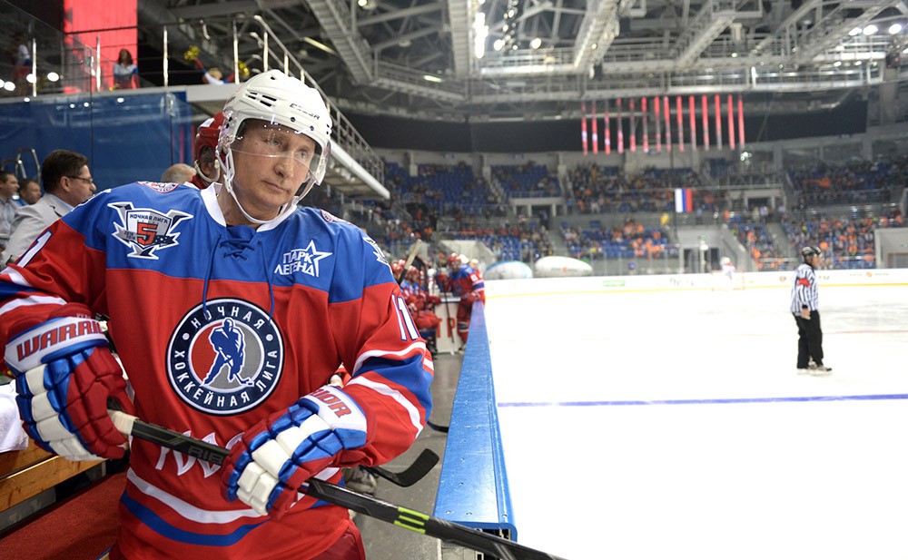 Президент России Владимир Путин принимает участие в матче Ночной хоккейной лиги