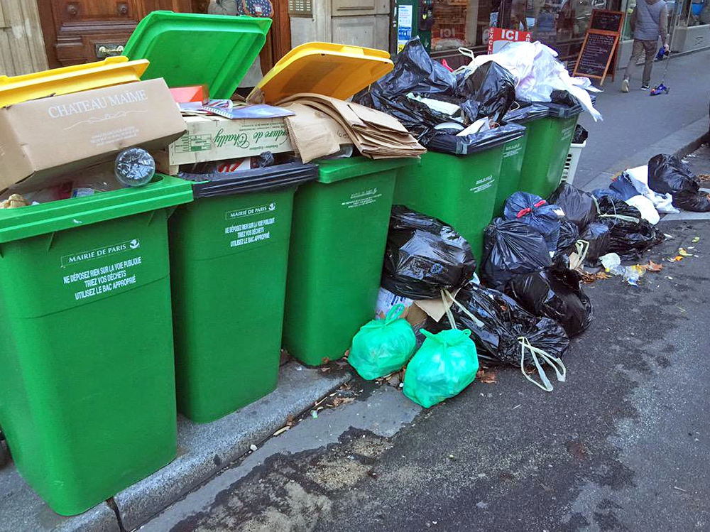 Переполненные мусорные баки в Париже
