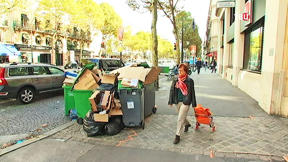 Переполненные мусорные баки в Париже