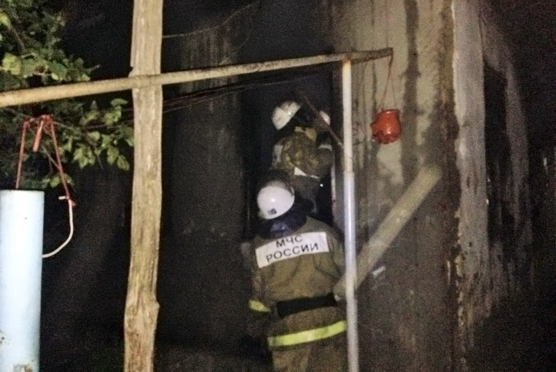 Пожарные на месте возгорания в частном доме
