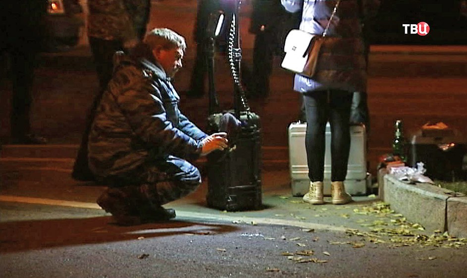 Криминалисты работают на месте взрыва в Санкт-Петербурге