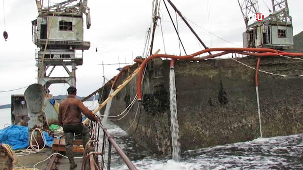 Подъём затонувшего дока на Камчатке