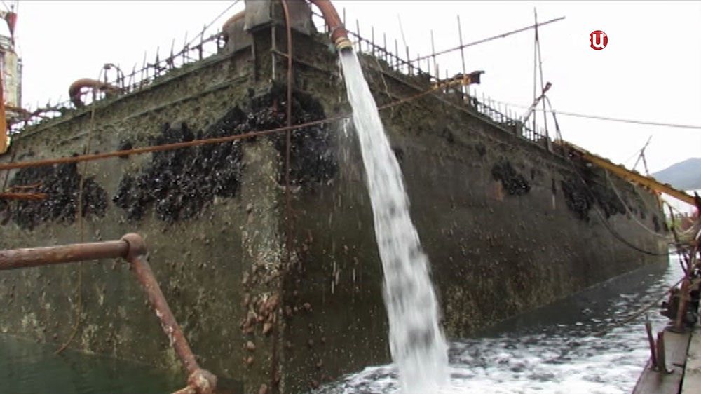 Подъём затонувшего дока на Камчатке