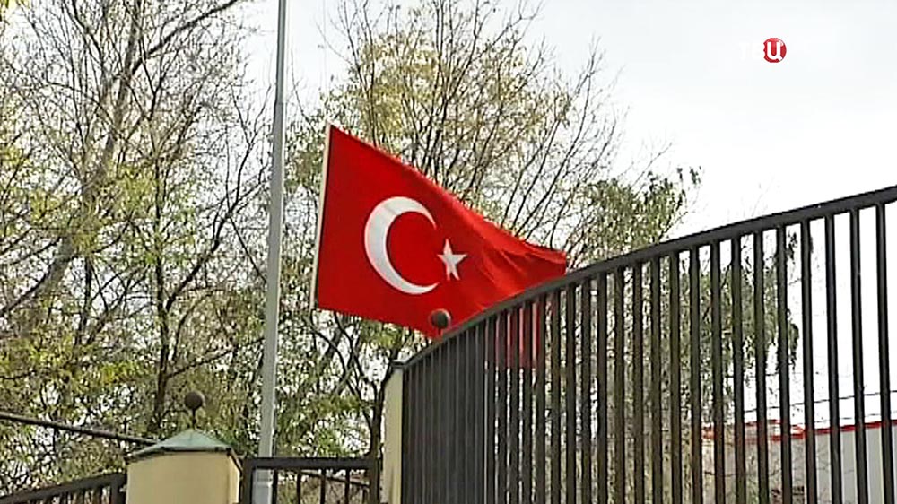 Приспущенный флаг Турции