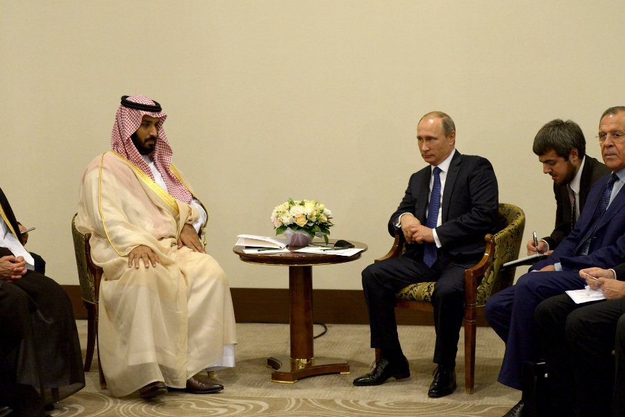 Владимир Путин с министром обороны Саудовской Аравии Мухаммадом ибн Салманом Аль Саудом