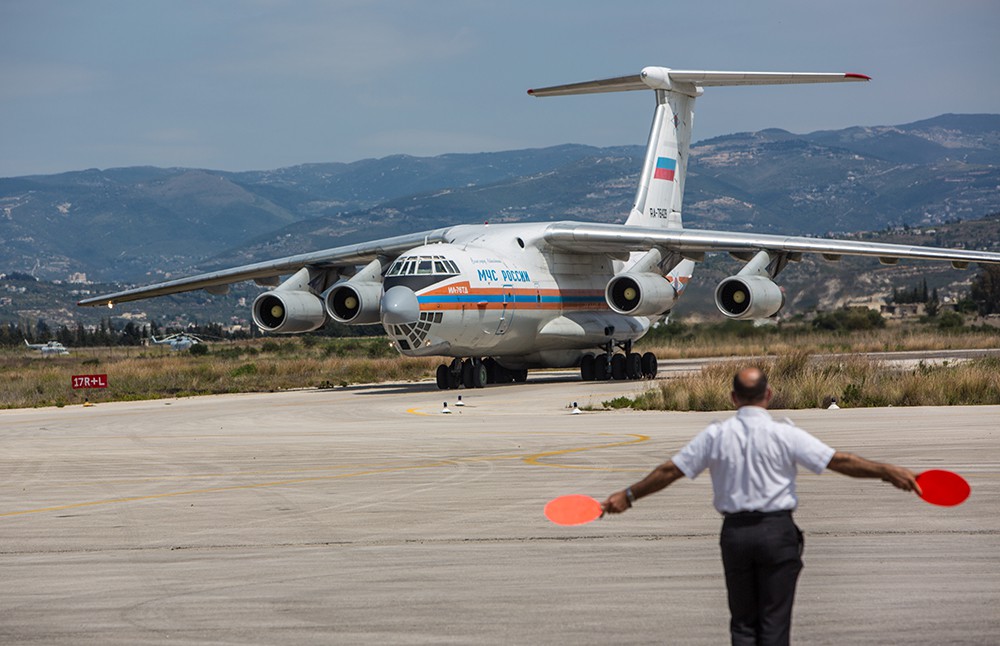 Самолет МЧС России с грузом гуманитарной помощи