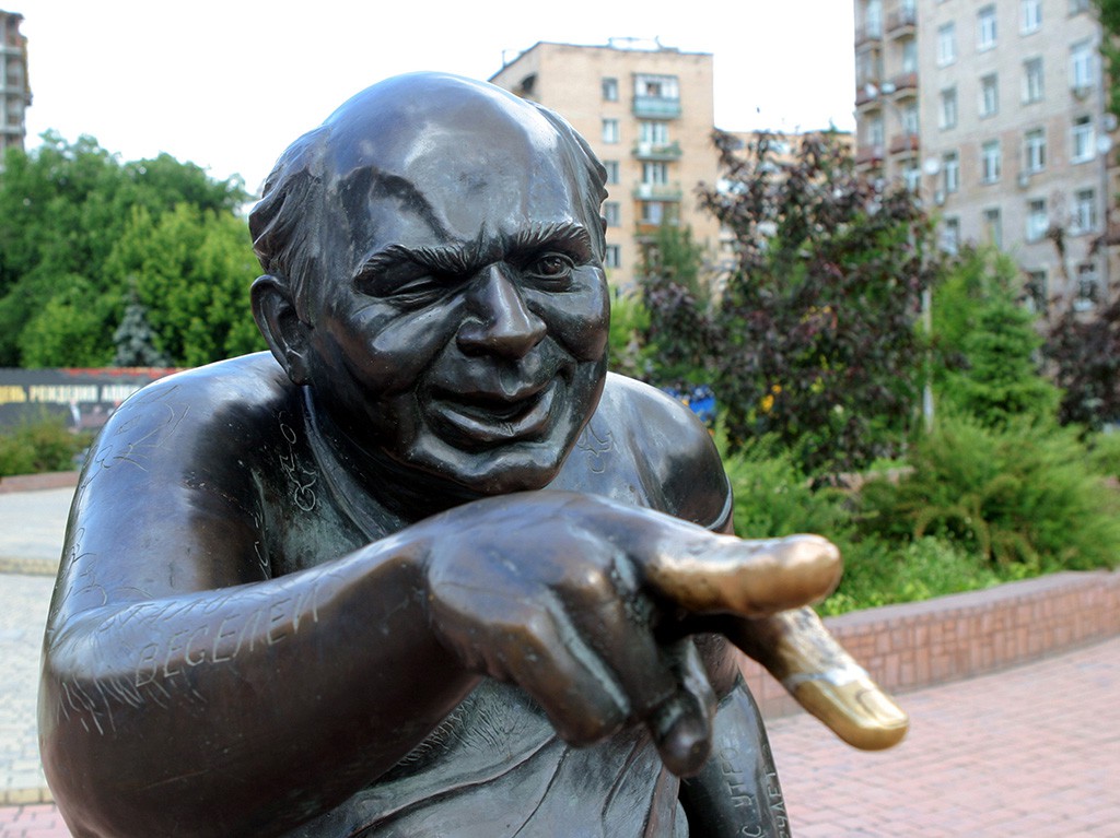 Памятник посвященный народному артисту СССР Евгению Леонову