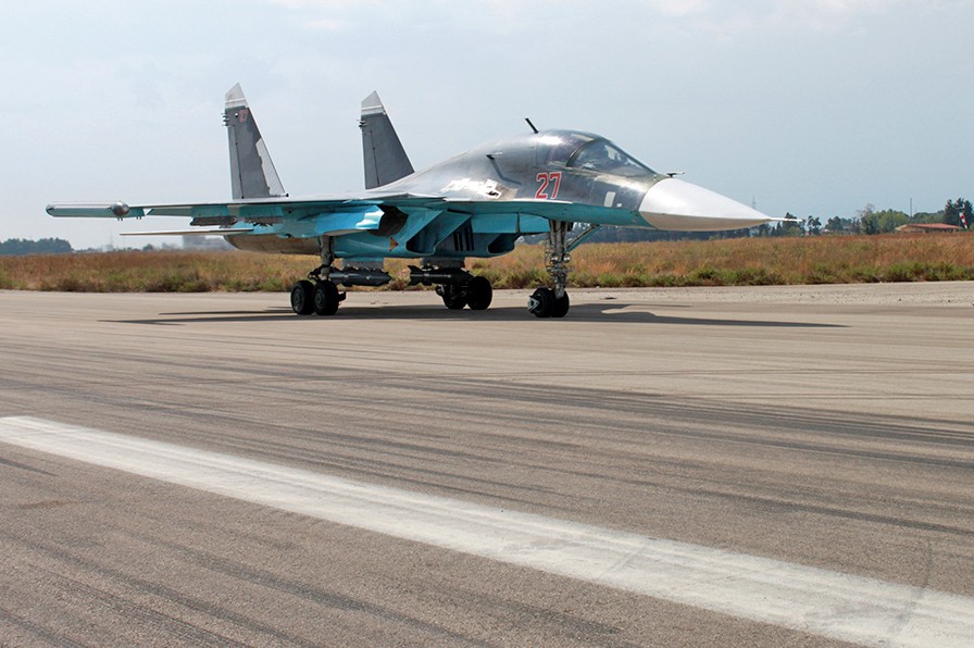 Истребитель Су-34 авиационной группировки ВКС России
