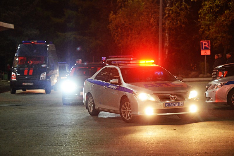 Машины СКР и полиции у здания городской администрации Красногорска