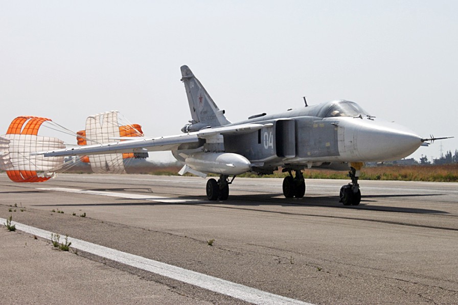 Истребитель Су-24 авиационной группировки ВКС России в Сирии