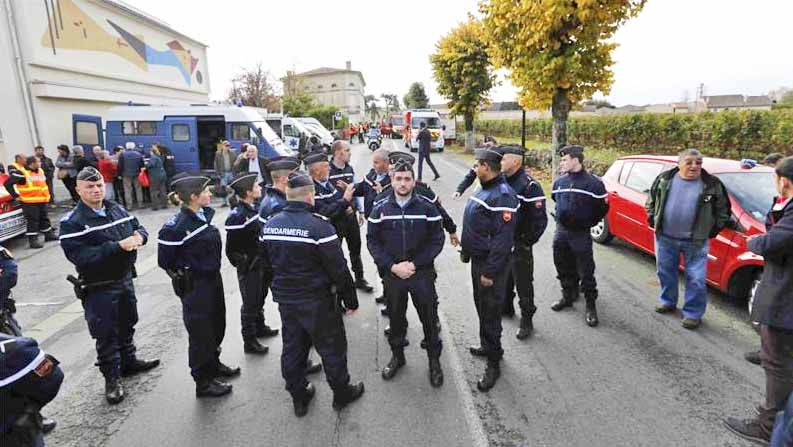 Французские полицейские на месте происшествия