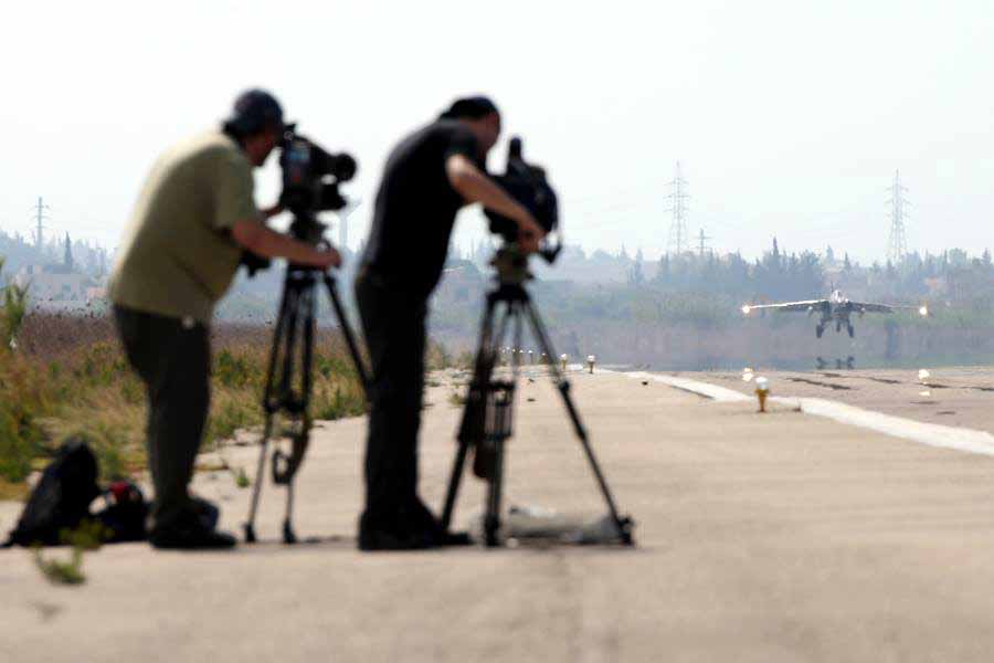 Пресса снимает взлёт истребителя Су-25 авиационной группировки ВКС России