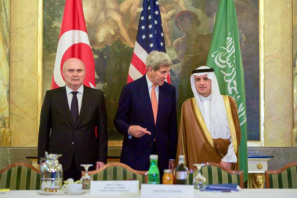 Госсекретарь США Джон Керри, министр иностранных дел Турции Феридун Синирлиоглу и глава МИД Саудовской Аравии Адель аль-Джубейр