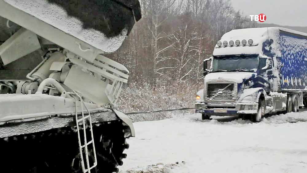 Устранение последствий снежного бурана на трассе