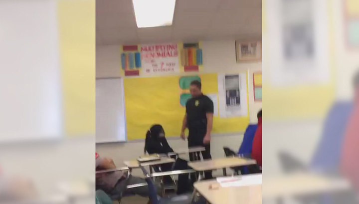 Американский полицейский выволок чернокожую школьницу из класса
