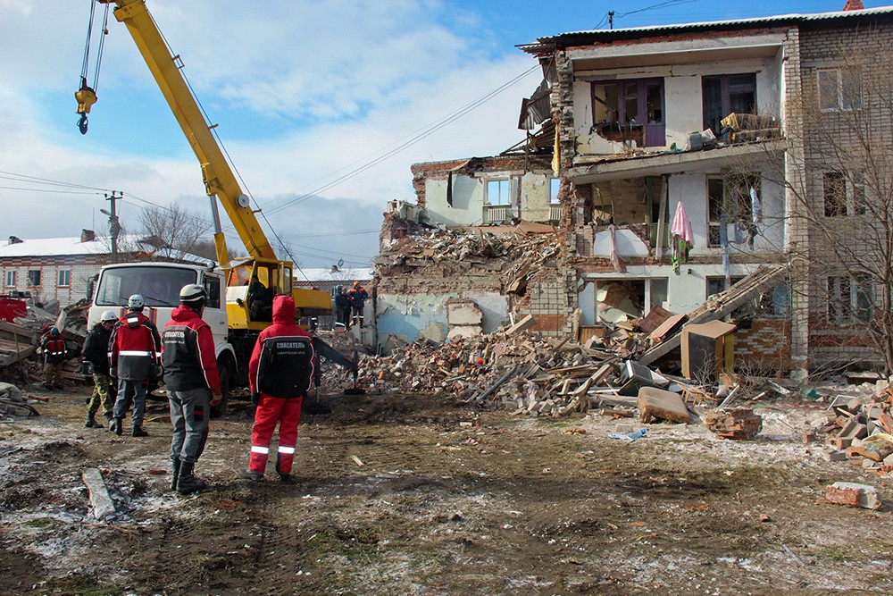 Сотрудник МЧС РФ у разрушенного в результате взрыва дома в поселке Корфовский в Хабаровском крае