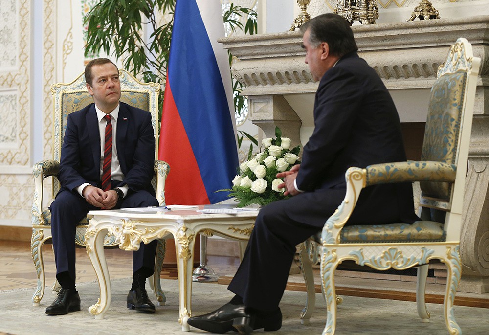 Председатель правительства России Дмитрий Медведев во время встречи с президентом Таджикистана Эмомали Рахмоном 