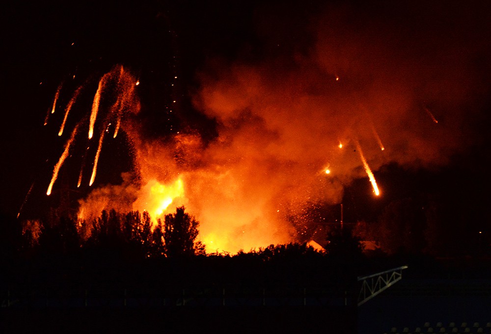 Пожар на складе боеприпасов в Луганской области 