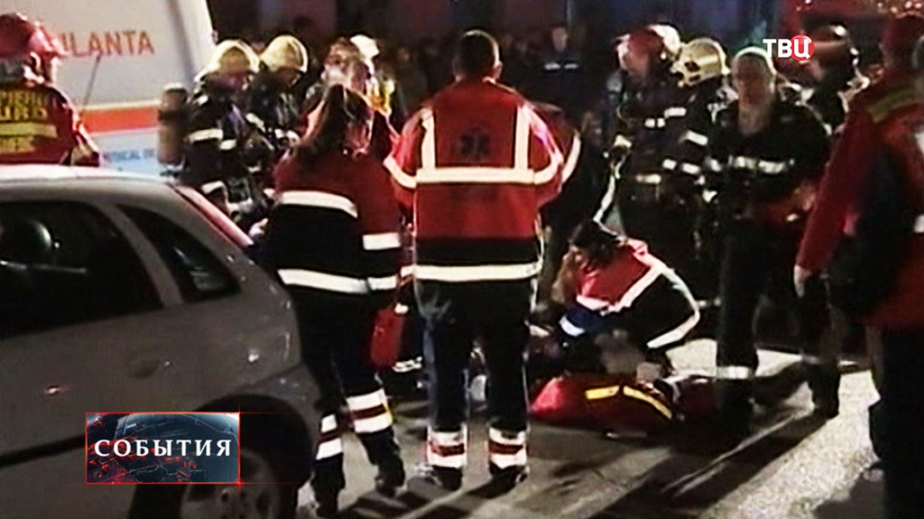 Сотрудники скорой помощи на месте происшествия в Бухаресте 