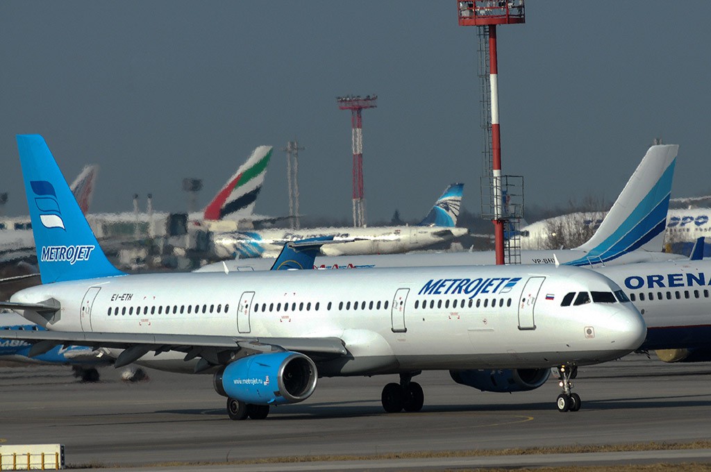 Самолет Airbus A321 в аэропорту