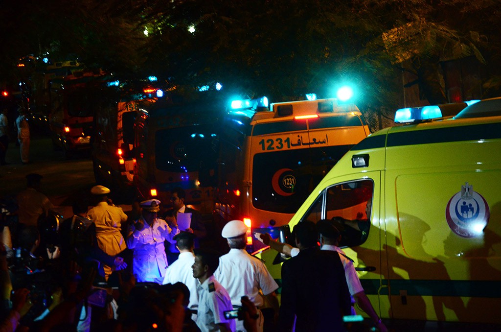 Автомобили медицинской службы Египта с телами погибших в авиакатастрофе самолета Airbus A321