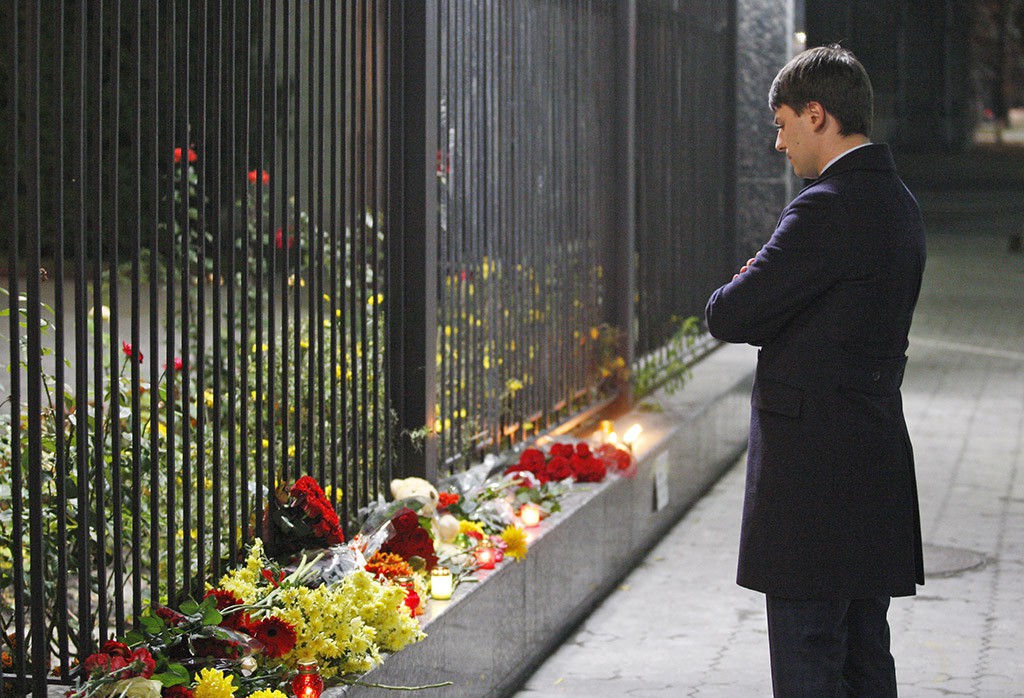 Российское посольство в Киеве, куда простые украинцы приносят цветы