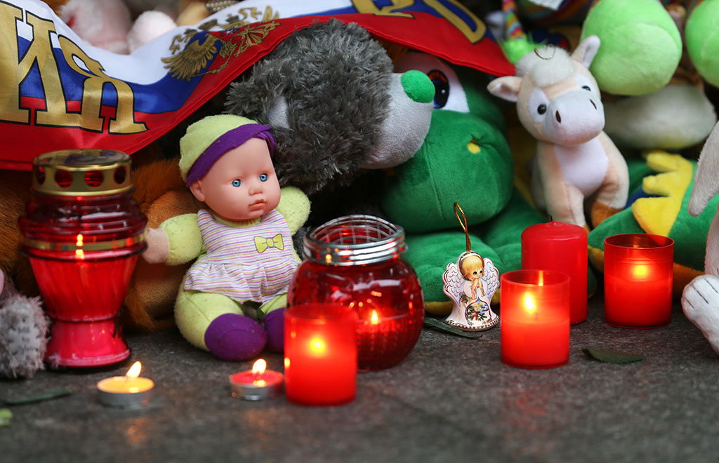 Цветы, свечи и игрушки у входа в Аэропорт "Пулково" 