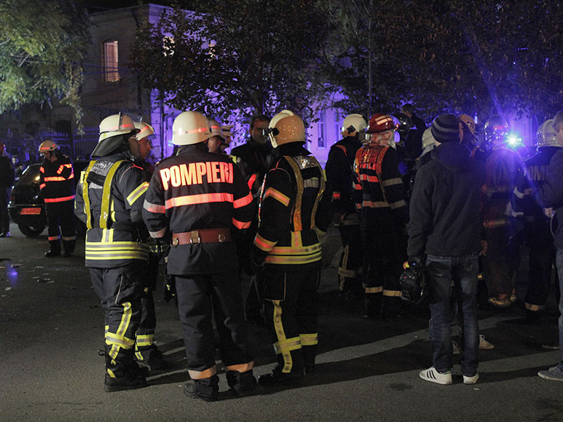 Спасатели на месте пожара в Бухаресте