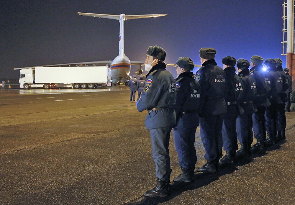 Первый автомобиль с телами погибших в авиакатастрофе A321 в Египте на взлетно-посадочной полосе аэропорта Пулково-2 в Санкт-Петербурге